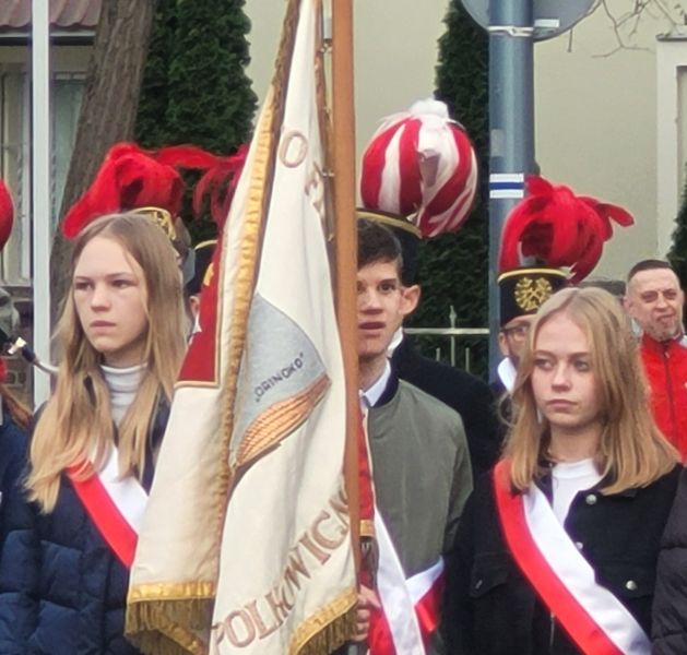 zdjęcie uczni&oacute;w reprezentujących szkołę wraz z pocztem sztandarowym