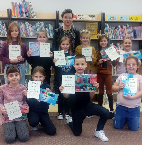 Laureaci konkursu wraz z dyrektor szkoły