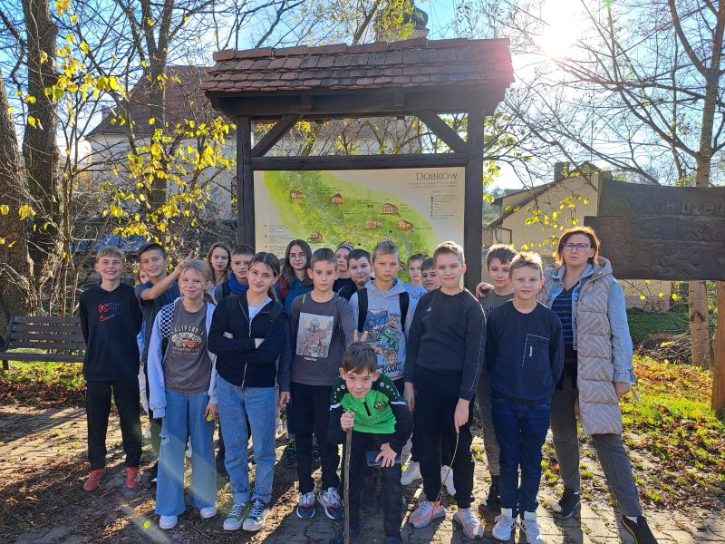 zdjęcie uczni&oacute;w podczas wycieczki do Dobkowa