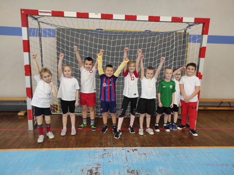 zdjęcie uczni&oacute;w podczas Mini Mistrzostw Świata w Piłce Nożnej