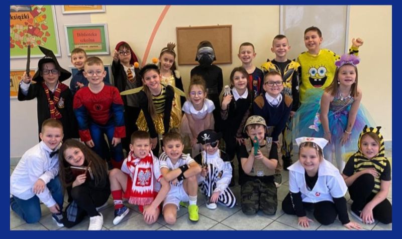 zdjęcie uczni&oacute;w podczas balu karnawałowego 2023