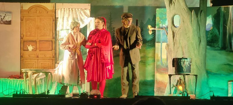 zdjęcie aktor&oacute;w podczas przedstawienia "Czerwony Kapturek"