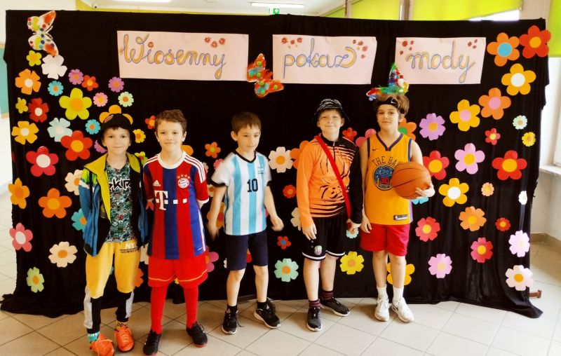 zdjęcie uczni&oacute;w podczas obchod&oacute;w pierwszego dnia wiosny