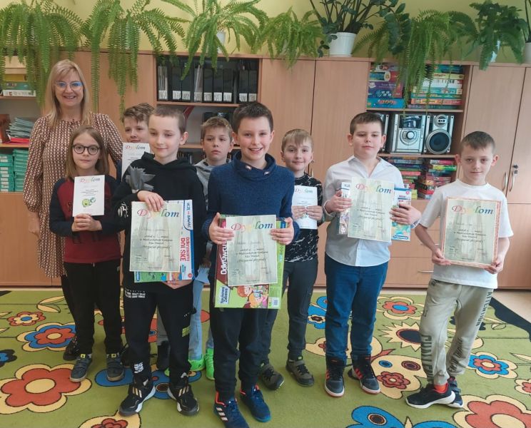 zdjęcie uczni&oacute;w uczestniczących w konkursie "Przyjaciel przyrody"