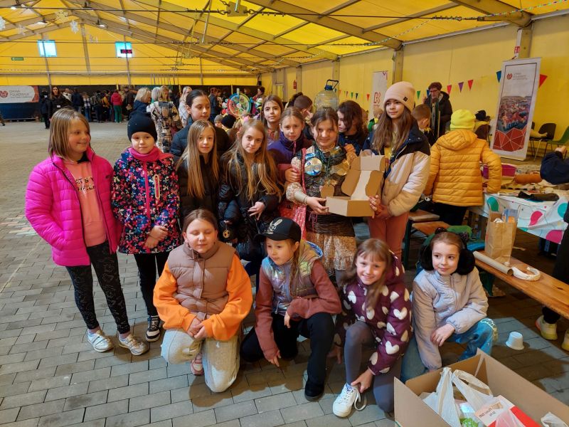 zdjęcie uczni&oacute;w podczas polkowickiego festiwalu ziemi