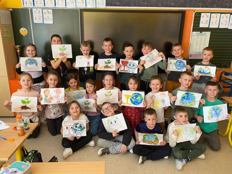 zdjęcie uczni&oacute;w podczas obchodu dnia ziemi 2023