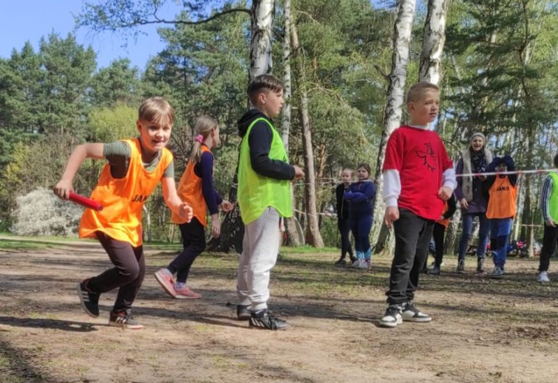 zdjęcie uczni&oacute;w podczas sztafetowych bieg&oacute;w przełajowych