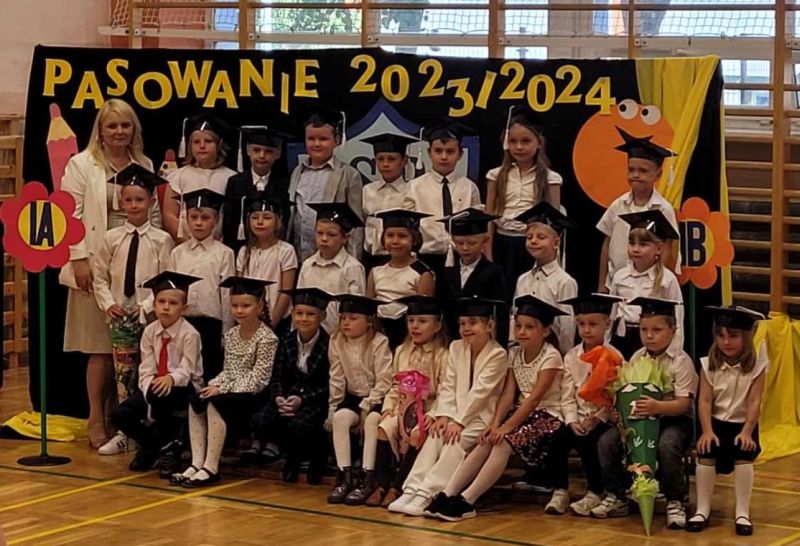 zdjęcia uczni&oacute;w podczas pasowania pierwszoklasist&oacute;w
