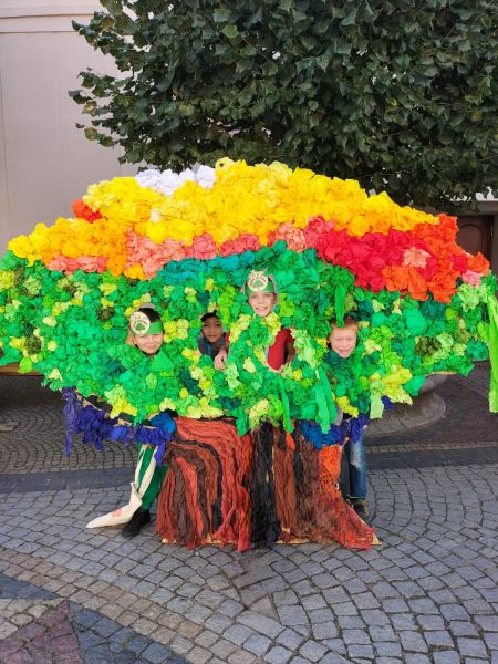 zdjęcie uczni&oacute;w podczas obchodu dnia drzewa