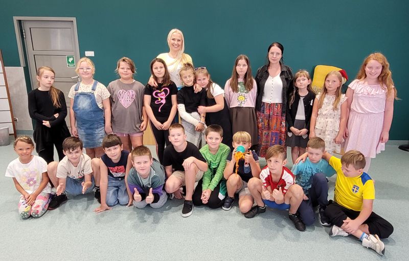 zdjęcie uczni&oacute;w podczas spotkania w bibliotece