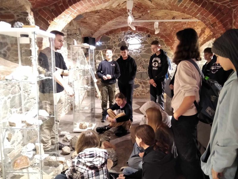 zdjęcie uczni&oacute;w podczas warsztat&oacute;w geologicznych