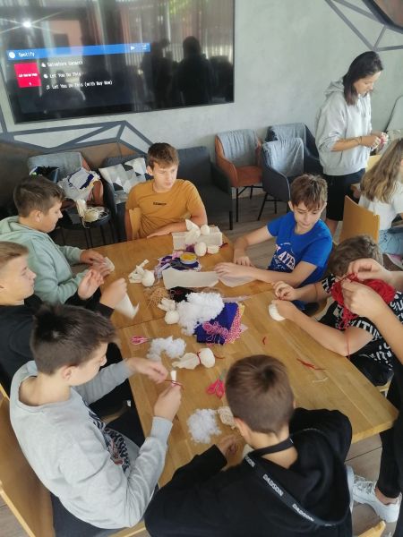 zdjęcie uczni&oacute;w podczas warsztat&oacute;w tworzenia lalek-motanek