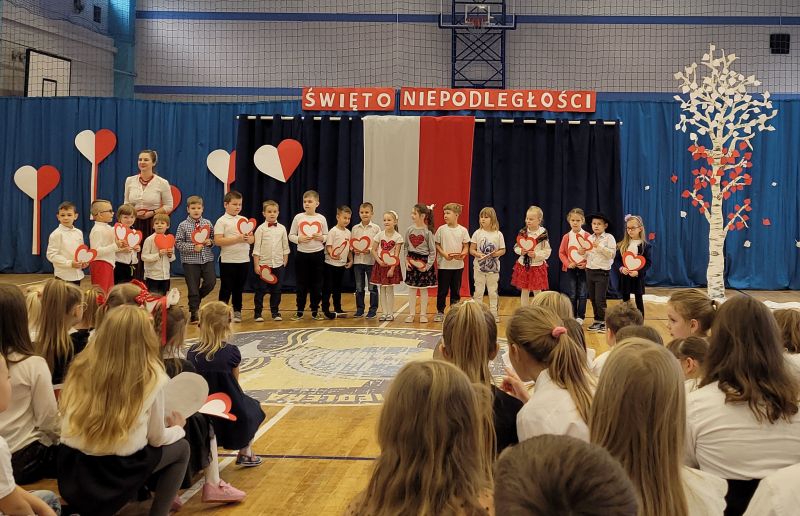 zdjęcie uczni&oacute;w podczas obchod&oacute;w Święta Niepodległości