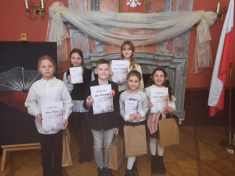 zdjęcie uczestnik&oacute;w konkursu recytatorskiego