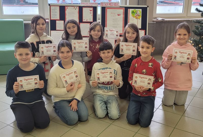 zdjęcie uczestnik&oacute;w szkolnego konkursu literackiego