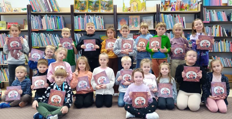 zdjęcie uczni&oacute;w podczas akcji "Mała książka - wielki człowiek"