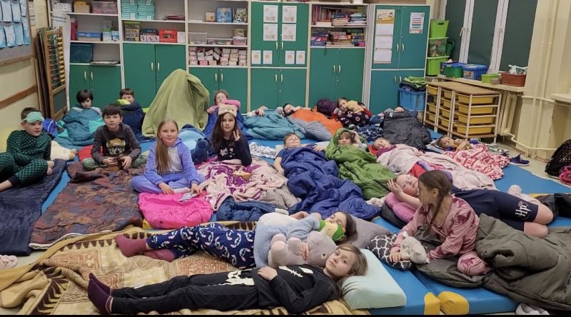 zdjęcie uczni&oacute;w podczas "Nocy w szkole"