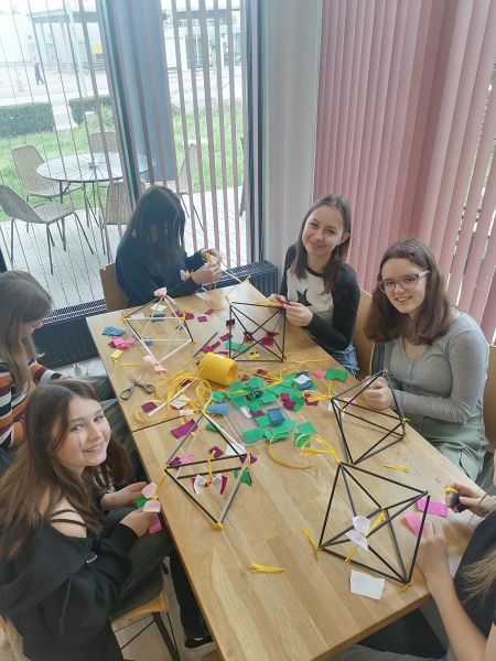 zdjęcie uczestnik&oacute;w warsztat&oacute;w "Pająk ludowy"