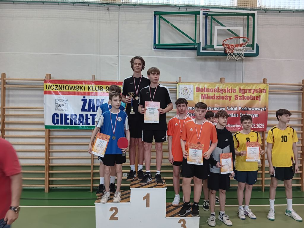 zdjęcie uczestnik&oacute;w zawod&oacute;w w tenisie stołowym