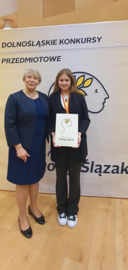 zdjęcie z wręczenie dyplomu