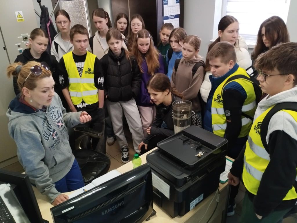 zdjęcie uczni&oacute;w podczas wycieczki