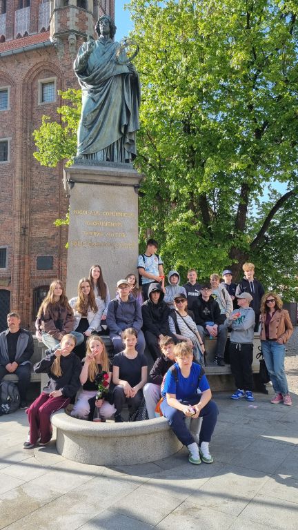 zdjęcie uczni&oacute;w podczas wycieczki do Torunia