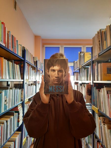 Zdjęcie uczennicy z książką