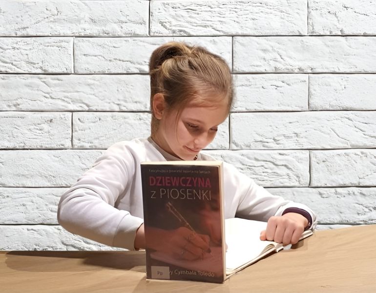 Zdjęcie uczennicy z książką