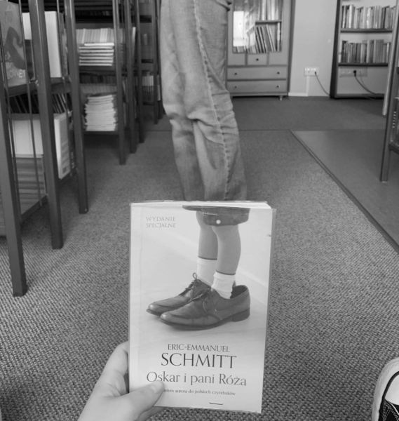 Zdjęcie uczennicy z książką