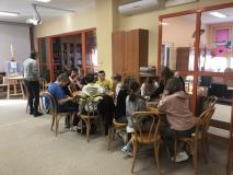 Uczniowie grają w planszówki.