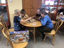 Uczniowie grają w planszówki.