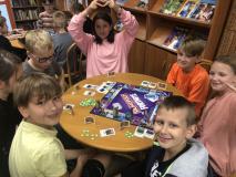 Uczniowie grają w planszówki.