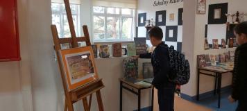 Uczniowie podczas przerwy na czytanie