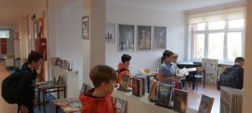 Uczniowie podczas przerwy na czytanie