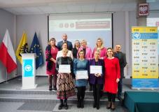 Nauczyciele na uroczystości wręczenia certyfikatów