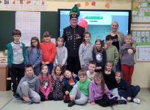 zdjęcie dzieci podczas spotkania z górnikiem