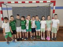 zdjęcie uczniów podczas Mini Mistrzostw Świata w Piłce Nożnej