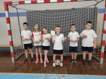 zdjęcie uczniów podczas Mini Mistrzostw Świata w Piłce Nożnej