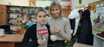 Rodzice z dziećmi podczas warsztatów artystycznych