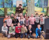 zdjęcie uczniów podczas przedstawienia "Czerwony Kapturek"