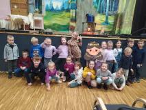 zdjęcie uczniów podczas przedstawienia "Czerwony Kapturek"