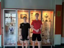 Zawodnicy przy nagrodach