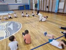 Uczniowie wraz z nauczycielem podczas lekcji otwartej