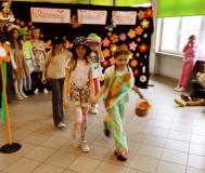 zdjęcie uczniów podczas obchodów pierwszego dnia wiosny