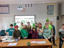 Uczniowie podczas lekcji o Św. Patryku