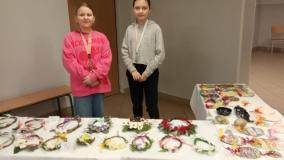 Ucznioweie przy stole z ozdobami