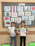 Uczniowie z plakatami konkursowymi