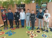 zdjęcie uczniów uczestniczących w konkursie "Przyjaciel przyrody"