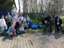 zdjęcie uczniów podczas obchodu dnia ziemi 2023