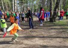 zdjęcie uczniów podczas sztafetowych biegów przełajowych